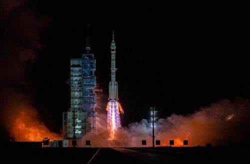 Shenzhou-13 vynáší 16. října 2021 tři taikonauty na novou kosmickou stanici, o níž už se v USA spekuluje, že to je kosmická vojenská základna.