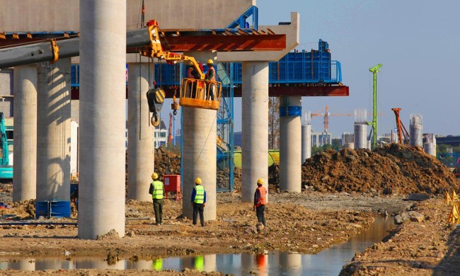 Pracovníci na staveništi dálnice ve Wenling ve východočínské provincii Zhejiang, 15. listopadu 2021. Photo: cnsphoto