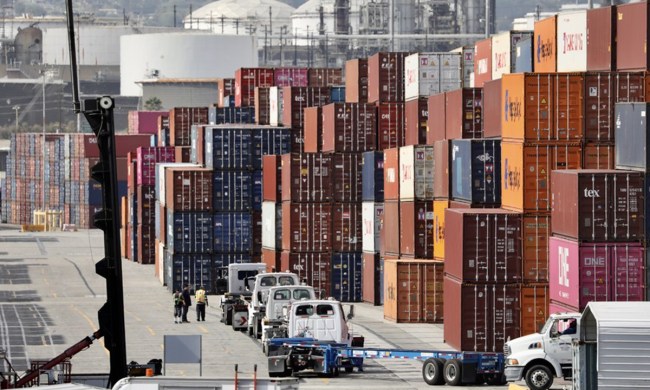 Náklaďáky čekající na naložení kontejnerů v přístavu Los Angeles v Kalifornii v USA, 22. října 2021. Photo: Xinhua