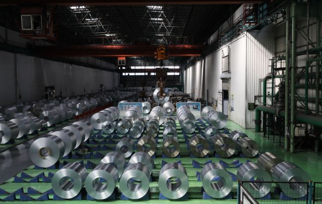 Fotografie z 19. srpna 2021 ukazuje ocelové role v továrně Ansteel ve městě Anshan v severovýchodní čínské provincii Lianing. [Photo/Xinhua]