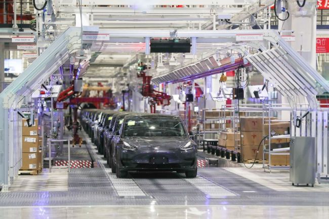 Fotka pořízená 7. ledna 2020 ukazuje v Číně vyráběné sedany v mega-továrně Tesly v Šanghaji ve východní Číně. (Photo/Xinhua)