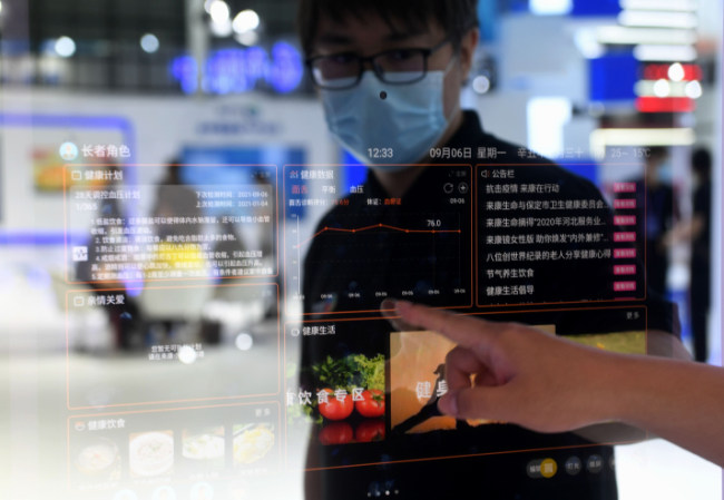 Chytré zrcadlo na čínské Mezinárodní výstavě digitální ekonomiky v Shinjiazhuang v provincii Hebei, 6. září 2021. (Photo/Xinhua)