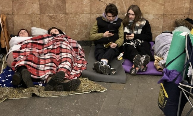 Lidé ukrývající se ve stanici kyjevského metra, Ukrajina 25. února 2022. (Photo: Xinhua)