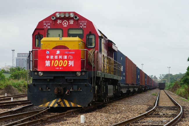 Snímek 4: 2. června 2021 tisící vlak ČNE (ze Xiamenu, Sia-men) odjel ze stanice Haicang (Chaj-cchang) ve městě Xiamen / foto Lin Tao (Lin Tchao)