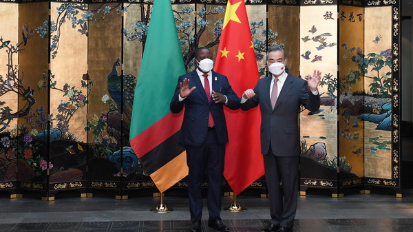 Člen čínské Státní rady a ministr zahraničí Wang Yi (vpravo) se setkává se zambijským ministrem zahraničních věcí a mezinárodní spolupráce Stanleym Kasongem Kakubem ve východočínské provincii Anhui (An-chuej), 19. března 2022. Fotografie: Čínské ministerstvo zahraničních věcí