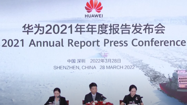 Snímek: Guo Ping (Kuo Pching), rotující předseda představenstva společnosti Huawei (Chua-wej) (uprostřed) a Meng Wanzhou (Meng Wan-čou), finanční ředitelka společnosti Huawei (napravo), vystoupili na tiskové konferenci 28. března 2022 v čínském městě Shenzhen (Šen-čen) u příležitosti předložení výroční zprávy za rok 2021. / Screenshot z CGTN Live