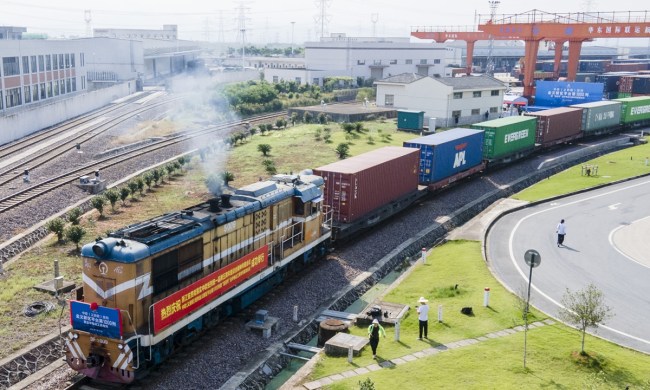 Nákladní vlak vezoucí elektrická zařízení vyráží na cestu z východočínského Jinhua v provincii Zhejiang, když železniční služba yixiou spravující nejdelší trať, spojující nákladními vlaky Čínu s Evropou vypravuje svůj 1000. vlak, co pro trase Čína-EU letos vyrazil. Photo: cnsphoto