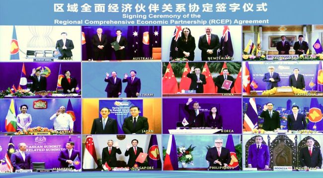 Snímek: Čínský premiér Li Keqiang (Li Kche-čchiang) a lídři dalších zemí se účastní slavnostního podpisu Dohody o regionálním komplexním hospodářském partnerství (RCEP); 15. listopadu 2020. /Xinhua