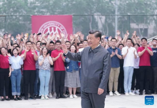 Čínský prezident Xi Jinping, rovněž generální tajemník Ústředního výboru Komunistické strany Číny a předseda Ústřední vojenské komise, mává učitelům a studentům během návštěvy Čínské lidové univerzity v Pekingu v Číně, 25. dubna 2022. / Xinhua