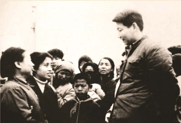 Xi Jinping, někdejší stranický tajemník okresu Zhengding (Čeng-ting) v provincii Hebei (Che-pej), hovoří s místními vesničany v roce 1983. [Fotografie: Čínské ústřední televize / CCTV]