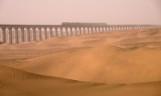 Vlak při zkušební jízdě po 825 kilometrů dlouhé trase Hotan Ruoqiang v severozápadní ujgurské autonomní oblasti Číny Xinjiang. Photo: Courtesy of China State Railway Group