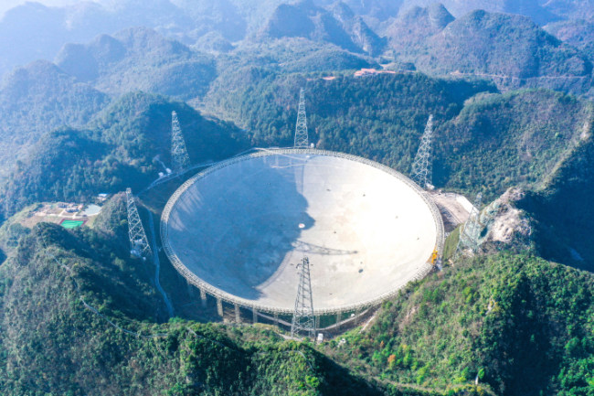 Pětisetmetrový sférický radioteleskop, největší radiový disk na světě v provincii Guizhou, 19. prosince 2021 (Photo/Xinhua)
