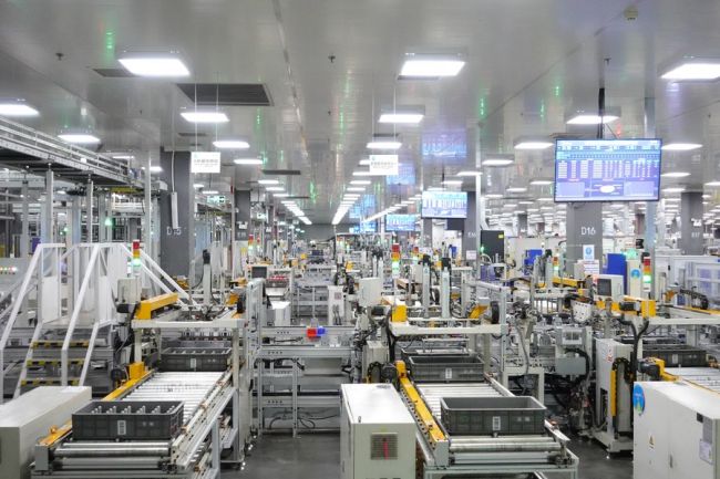 Fotografie z 1. dubna 2021 ukazuje výrobnu mikrovlnných trub v továrně Midea Group, tj. čínského giganta výroby domácích spotřebičů ve městě Foshan v jihočínské provincii Guangdong.