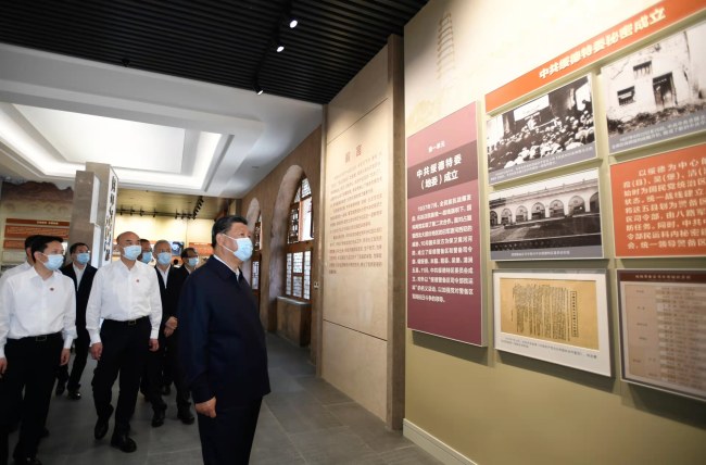 Xi Jinping vizitis iaman laborejon de patro Xi Zhongxun en Shaanxi