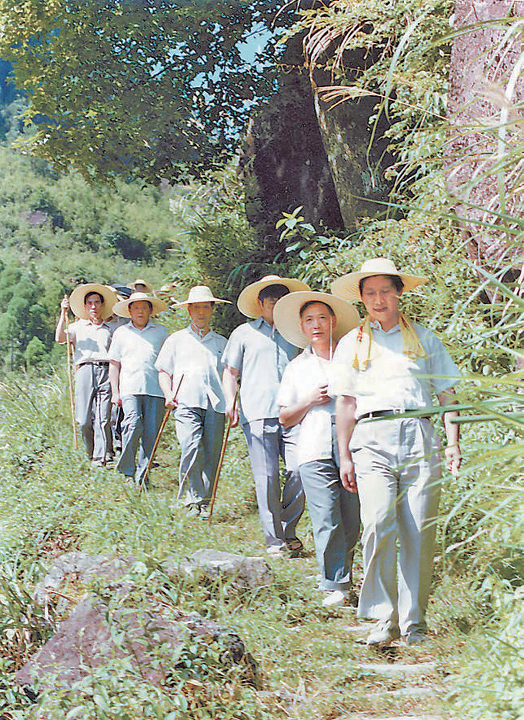 Xi Jinping, tiama sekretario de la komitato de la Partio en la urbo Ningde, kaj liaj sekvantoj, survojas al subgubernio Xiadang por esplorado, la 19-an de julio, 1989. Dokumenta foto.