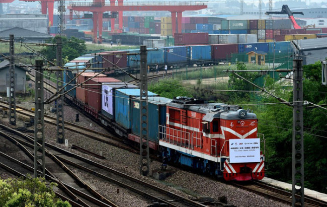 Un train de fret Chine-Europe transportant des fournitures médicales à destination de Madrid, en Espagne, quitte la ville de Yiwu, dans la province chinoise du Zhejiang (est), le 5 juin 2020. (Photo : Lyu Bin)