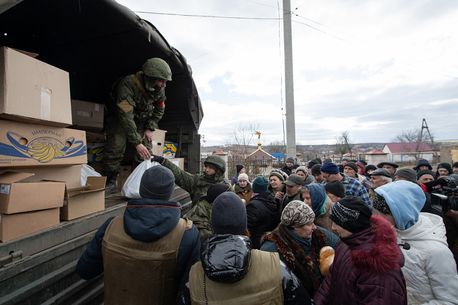 Russische Armee teilt Hilfsgüter in Donezk. (Foto von Visual People)