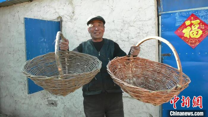Liang Guifa zeigt seinen handgeflochtenen Weidenkörbe