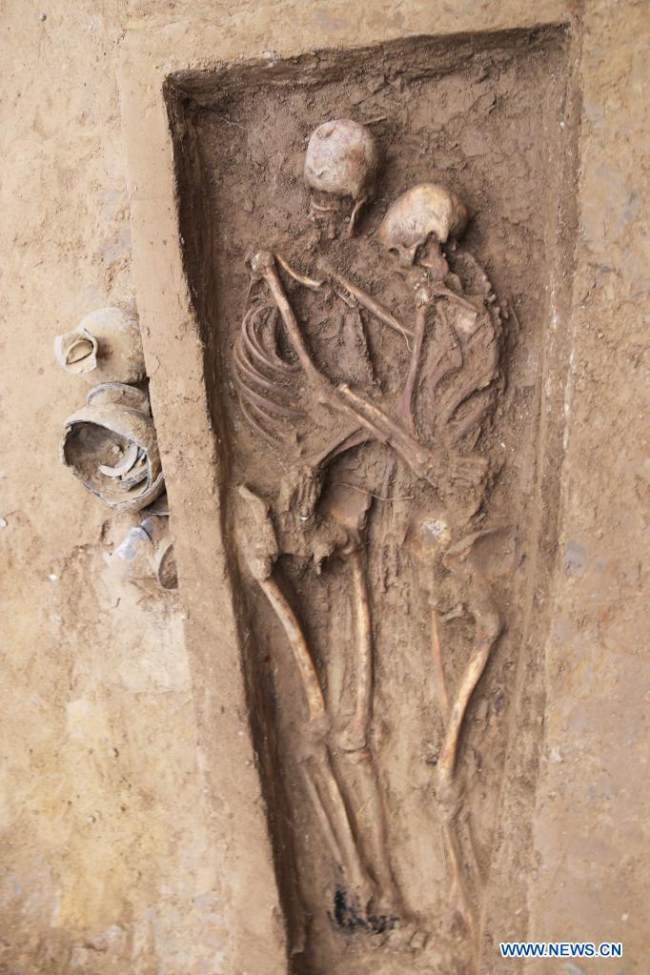 Η φωτογραφία που ελήφθη στις 5 Αυγούστου 2020 δείχνει τον τάφο των δύο αγκαλιασμένων ερωτευμένων που χρονολογείται από τη δυναστεία των Βόρειων Γουέι (386-534). Ο τάφος ανακαλύφθηκε στην πόλη Ντατόνγκ, στην επαρχία Σανσί της βόρειας Κίνας. (φωτογραφία / Xinhua)