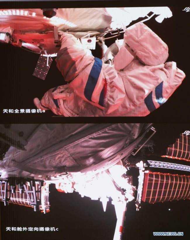 Η εικόνα που τραβήχτηκε στο Κέντρο Ελέγχου Αεροδιαστημικής του Πεκίνου στις 20 Αυγούστου 2021 δείχνει τους Κινέζους αστροναύτες να διεξάγουν εκτός διαστημοπλοίου δραστηριότητες, έξω από τον κεντρικό θάλαμο Tianhe του διαστημικού σταθμού. (φωτογραφία / Xinhua)