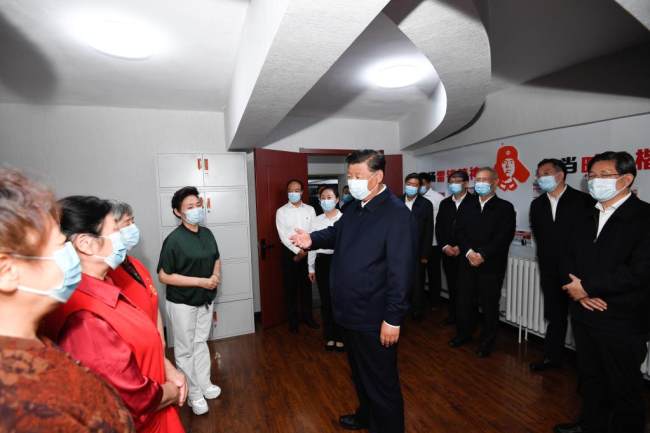 Ο Κινέζος Πρόεδρος Σι Τζινπίνγκ διεξάγει επιτόπια έρευνα για τιςγια τις υπηρεσίες φροντίδας ηλικιωμένων στο Πινχέ,ένα κέντρο εξυπηρέτησης ηλικιωμένων για οικιακή φροντίδα κατά τη διάρκεια μιας περιοδείας επιθεώρησης στο Τσενγκντέ στην επαρχία Χεμπέι της βόρειας Κίνας, 24 Αυγούστου, 2021. (φωτογραφία / Xinhua)