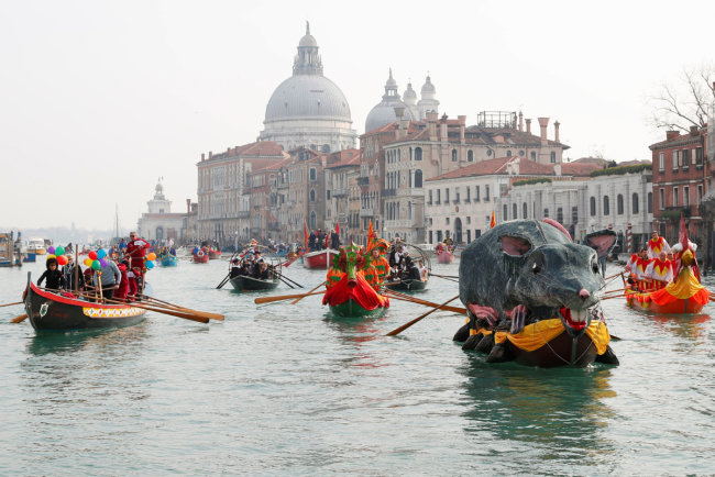 Βενετοί σε παρέλαση μέσα στο Μεγάλο Κανάλι κατά την διάρκεια του καρναβαλιού στην Βενετία, στις 9 Φεβρουαρίου 2020.