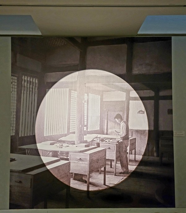 Προβολή φωτογραφιών του Λιανγκ Σιτσένγκ στο γραφείο του, από την Συλλογή της Ένωσης Κινεζικής Αρχιτεκτονικής, που παρουσιάζεται στην Έκθεση για τα 120 χρόνια από την γέννηση του Λιανγκ Σιτσένγκ, 4 Σεπτεμβρίου 2021 (Φωτογραφία: Εύα Παπαζή)