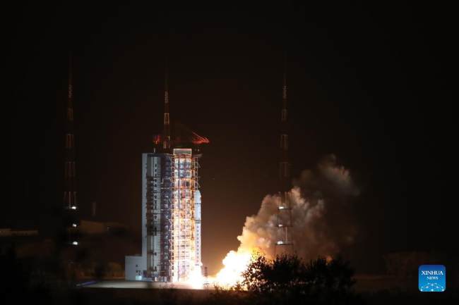 Ένας πύραυλος Long March-2D που μετέφερε τον πρώτο δορυφόρο ηλιακής εξερεύνησης της Κίνας εκτοξεύεται από το κέντρο εκτόξευσης δορυφόρων στο Ταϊγιουάν στην επαρχία Σανσί της βόρειας Κίνας, 14 Οκτωβρίου 2021. (Φωτογραφία / Xinhua)