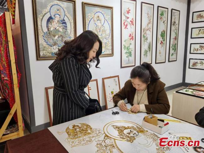 Μια τεχνίτρια παρουσιάζει ένα έργο ζωγραφικής με σύρμα στην τοπική έκθεση που έγινε στο Λαντζόου, επαρχία Γκανσού, στις 17 Οκτωβρίου 2021.