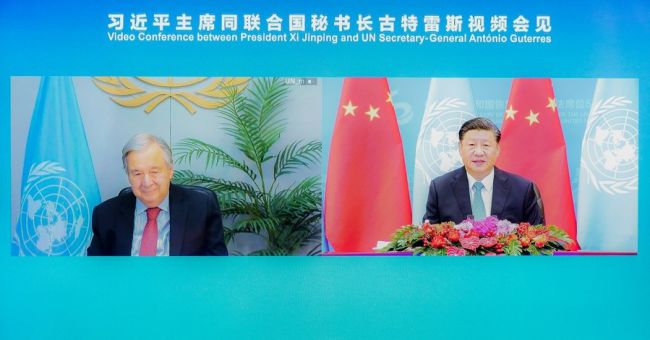Ο Κινέζος Πρόεδρος Σι Τζινπίνγκ συναντά τον Γενικό Γραμματέα του ΟΗΕ Αντόνιο Γκουτέρες μέσω τηλεδιάσκεψης στη Μεγάλη Αίθουσα του Λαού στο Πεκίνο, πρωτεύουσα της Κίνας, 25 Οκτωβρίου 2021. (φωτογραφία / Xinhua)