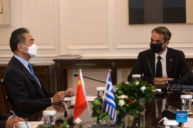 Ο Έλληνας Πρωθυπουργός Κυριάκος Μητσοτάκης συναντά τον επισκέπτη Κινέζο Κρατικό Σύμβουλο και Υπουργό Εξωτερικών Γουάνγκ Γι στην Αθήνα, Ελλάδα, 27 Οκτωβρίου 2021. (φωτογραφία: Xinhua/Marios Lolos)