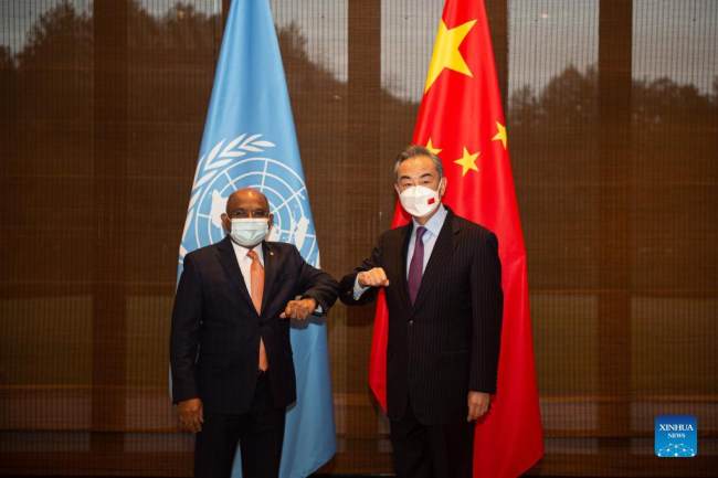 Ο Κινέζος Κρατικός Σύμβουλος και Υπουργός Εξωτερικών Γουάνγκ Γι συναντά τον Αμπντουλά Σαχίντ, πρόεδρο της 76ης συνόδου της Γενικής Συνέλευσης των Ηνωμένων Εθνών (UNGA) και υπουργό Εξωτερικών των Μαλδίβων, στην πόλη Αντζί στην επαρχία Τζετζιάνγκ της ανατολικής Κίνας, 25 Νοεμβρίου 2021. (φωτογραφία/Xinhua)