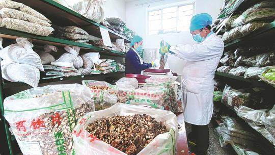 Οι γιατροί ταξινομούν φάρμακα παραδοσιακής κινεζικής ιατρικής (ΠΚΙ) σε ένα νοσοκομείο στο Τζανγκγέ της επαρχίας Γκανσού, στις 29 Οκτωβρίου. Οι θεραπείες ΠΚΙ διαδραματίζουν σημαντικό ρόλο στη θεραπεία ασθενών με COVID-19. (CHINA DAILY)