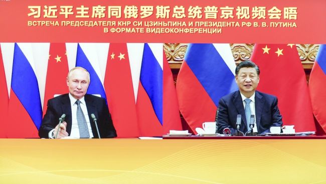 Ο Κινέζος πρόεδρος Σι Τζινπίνγκ πραγματοποιεί συνάντηση μέσω σύνδεσης βίντεο με τον Ρώσο Πρόεδρο Βλαντιμίρ Πούτιν στο Πεκίνο, πρωτεύουσα της Κίνας, 15 Δεκεμβρίου 2021. (φωτογραφία/Xinhua)