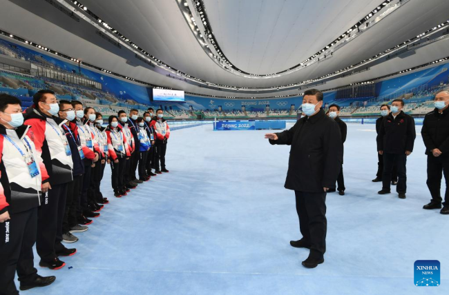 Ο Κινέζος Πρόεδρος Σι Τζινπίνγκ, επισκέπτεται το Εθνικό Οβάλ Στάδιο του Πατινάζ Ταχύτητας στο Πεκίνο, πρωτεύουσα της Κίνας, στις 4 Ιανουαρίου 2022, κατά την επιθεώρησή του για τις προετοιμασίες για τους Χειμερινούς Ολυμπιακούς και Παραολυμπιακούς Αγώνες του 2022 στο Πεκίνο την Τρίτη. (φωτογραφία / Xinhua)
