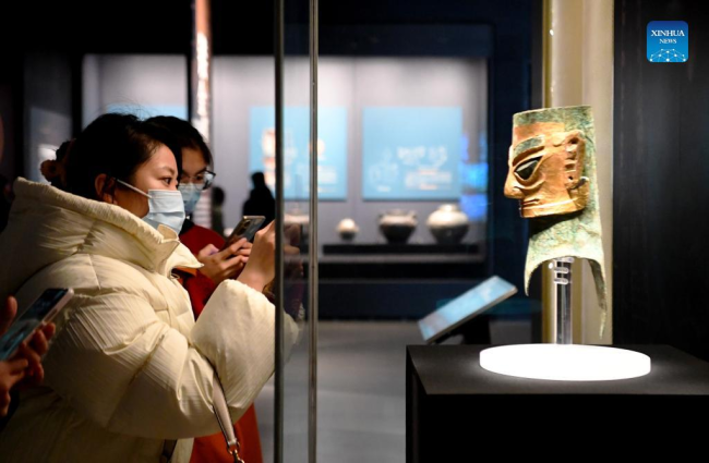 Οι τουρίστες επισκέπτονται το Μουσείο Χενάν την τρίτη ημέρα των διακοπών της Πρωτοχρονιάς στο Τζενγκτζόου, στην επαρχία Χενάν της κεντρικής Κίνας, 3 Ιανουαρίου 2022. (Xinhua/Hao Yuan)
