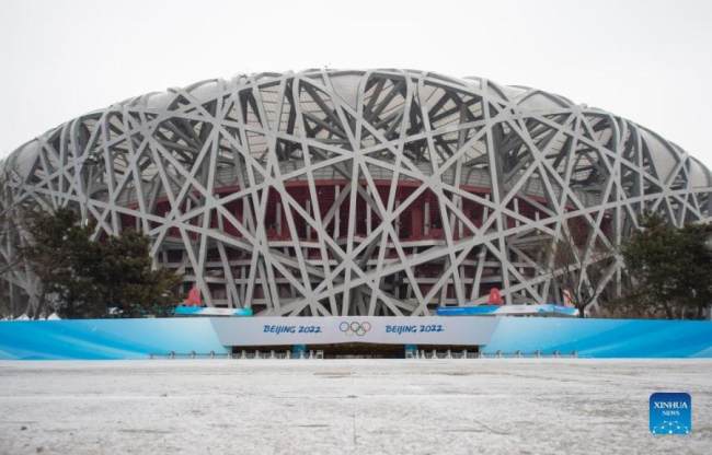 Χιονόπτωση μπροστά από την “Φωλιά του Πουλιού” το Ολυμπιακό Στάδιο στο Πεκίνο, στις 20 Ιανουαρίου 2022