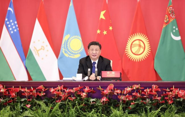 Ο Κινέζος πρόεδρος Σι Τζινπίνγκ προεδρεύει μέσω βιντεοδιάσκεψης μια Σύνοδο Κορυφής για τον εορτασμό της 30ής επετείου από την ίδρυση διπλωματικών σχέσεων μεταξύ της Κίνας και πέντε χωρών της Κεντρικής Ασίας και εκφωνεί μια σημαντική ομιλία στο Πεκίνο, πρωτεύουσα της Κίνας, 25 Ιανουαρίου 2022. 