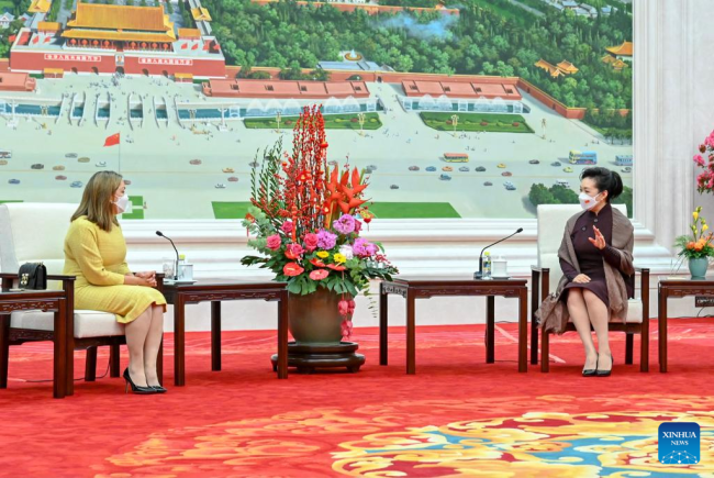 Η Πενγκ Λιγιουάν, σύζυγος του Κινέζου προέδρου Σι Τζινπίνγκ, συναντά τη Μαρία ντε Λούρδες Αλτσιβάρ, πρώτη κυρία του Ισημερινού, στο Πεκίνο, πρωτεύουσα της Κίνας, 5 Φεβρουαρίου 2022. (φωτογραφία/Xinhua)