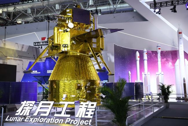 Η φωτογραφία που τραβήχτηκε στις 27 Σεπτεμβρίου 2021 δείχνει έναν εκθεσιακό τμήμα που παρουσιάζει το πρόγραμμα σεληνιακής εξερεύνησης της Κίνας κατά τη διάρκεια της 13ης Διεθνούς Έκθεσης Αεροπορίας και Αεροδιαστημικής της Κίνας ή Airshow China 2021, στο Τζουχάι, στην επαρχία Γκουανγκντόνγκ της νότιας Κίνας. (φωτογραφία/Xinhua)