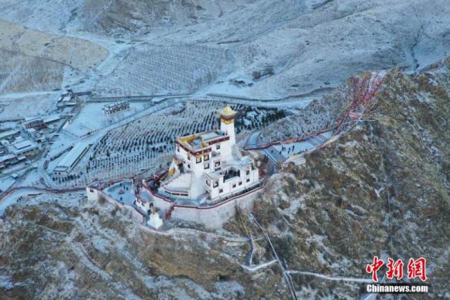 Μια άποψη από ψηλά του αρχαίου παλατιού Γιουμ-μπού Λακχάνγκ στην πόλη Σαν-ναν, στην Αυτόνομη Περιοχή του Θιβέτ στην νοτιοδυτική Κίνα. (φωτογραφία/China News Serive)