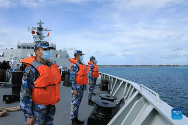Ένας στολίσκος του Πολεμικού Ναυτικού του Λαϊκού Απελευθερωτικού Στρατού (PLA) της Κίνας αναχωρεί από το λιμάνι του Nuku' alofa στην Τόνγκα, 23 Φεβρουαρίου 2022.