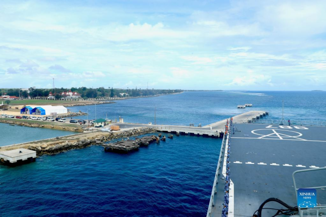 Ένα πλοίο του Ναυτικού του Κινεζικού Λαϊκού Απελευθερωτικού Στρατού αναχωρεί από το λιμάνι του Nuku' alofa στην Τόνγκα, 23 Φεβρουαρίου 2022.