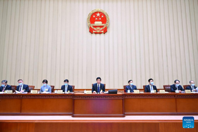 Ο Λι Τζανσού, πρόεδρος της Μόνιμης Επιτροπής του Εθνικού Λαϊκού Συνεδρίου (NPC), προεδρεύει της πρώτης συνεδρίασης ολομέλειας της 33ης συνόδου της 13ης Μόνιμης Επιτροπής του NPC στη Μεγάλη Αίθουσα του Λαού στο Πεκίνο, πρωτεύουσα της Κίνας, 27 Φεβρουαρίου 2022. (φωτογραφία/Xinhua)