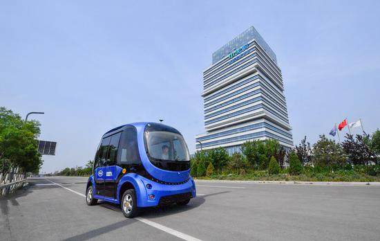 Ένα όχημα χωρίς οδηγό, τρέχει για τεστ στην τεχνολογική πόλη Πεκίνο-Τιεντζίν- Τζαονγκγκουαντσούν στο Τιεντζίν, βόρεια Κίνα, 19 Μαΐου 2021. (φωτογραφία/Xinhua)