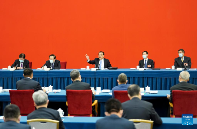 Ο Κινέζος πρωθυπουργός Λι Κετσιάνγκ, επίσης μέλος της Μόνιμης Επιτροπής του Πολιτικού Γραφείου της Κεντρικής Επιτροπής του Κομμουνιστικού Κόμματος της Κίνας, επισκέπτεται εθνικούς πολιτικούς συμβούλους από τον οικονομικό τομέα και συμμετέχει σε μια ομαδική συζήτηση μαζί τους στην 5η σύνοδο της 13ης Εθνικής Επιτροπής της Κινεζικής Λαϊκής Πολιτικής Συμβουλευτικής Διάσκεψης (CPPCC) στο Πεκίνο, πρωτεύουσα της Κίνας, 6 Μαρτίου 2022. (φωτογραφία/Xinhua)