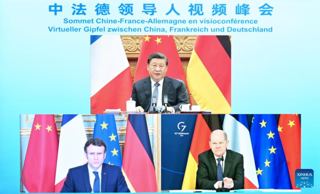Ο Κινέζος Πρόεδρος Σι Τζινπίνγκ παρευρίσκεται σε τηλεδιάσκεψη με τον Γάλλο Πρόεδρο Εμανουέλ Μακρόν και τον Γερμανό Καγκελάριο Όλαφ Σολτς στο Πεκίνο, πρωτεύουσα της Κίνας, 8 Μαρτίου 2022. (φωτογραφία/Xinhua)