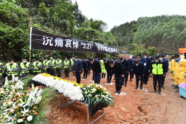 Ο Κινέζος Κρατικός Σύμβουλος Γουάνγκ Γιονγκ ενώ υποκλίνεται κατά τη διάρκεια εκδήλωσης μνήμης που πραγματοποιήθηκε στο σημείο συντριβής του αεροσκάφους της China Eastern Airlines για να θρηνήσει τους θανάτους των 132 ατόμων στο δυστύχημα στην κομητεία Τενγκσιάν, στην Αυτόνομη Περιοχή Γκουανγκσί Τζουανγκ της νότιας Κίνας, 27 Μαρτίου 2022. (φωτογραφία/Xinhua)