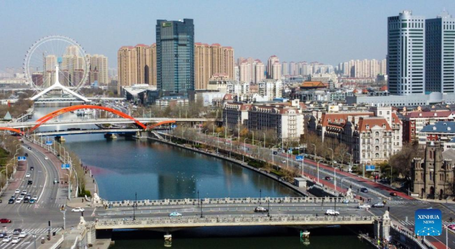 Αεροφωτογραφία που τραβήχτηκε στις 26 Μαρτίου 2022 δείχνει γέφυρες πάνω από τον ποταμό Χαϊχέ στο Τιεντζίν της βόρειας Κίνας. [Φωτογραφία/Xinhua]