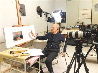 Ο Τανγκ Γινγκσάν ενώ καταγράφει ένα διαδικτυακό βίντεο μαθημάτων. (Η φωτογραφία δόθηκε από τον συνεντευξιαζόμενο)